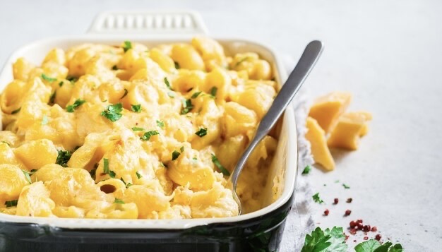 Macaroni and cheese on a tray